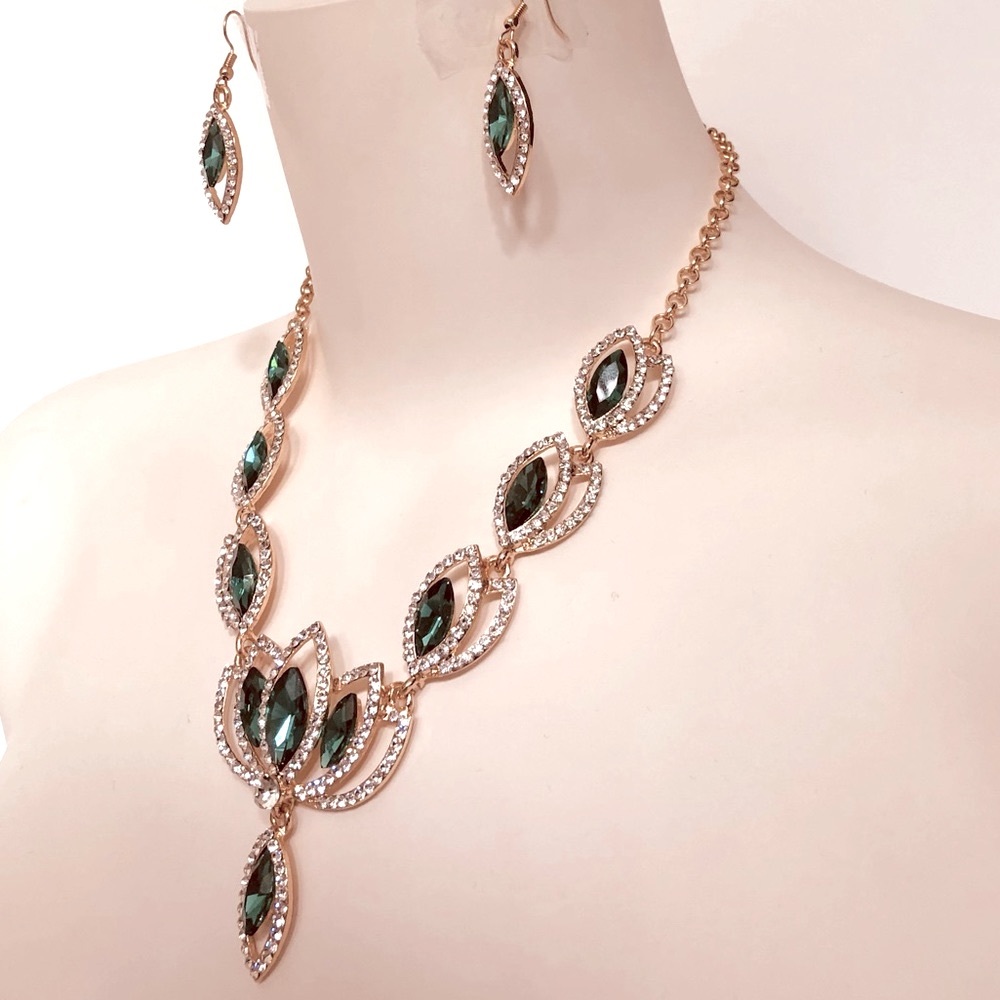 BRAND NEW SET NECKLACE & EARRINGS EMBELLISHED GREEN CRYSTAL - Picture 1 of 7